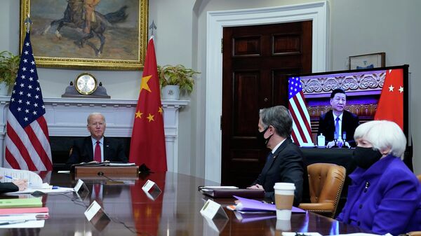 O presidente Joe Biden fala enquanto se encontra virtualmente com o presidente chinês Xi Jinping da Sala Roosevelt da Casa Branca em Washington, 15 de novembro de 2021 - Sputnik Brasil