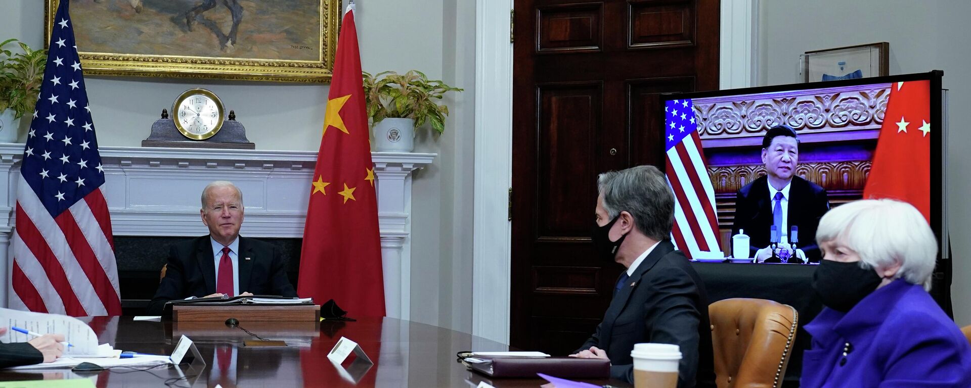 O presidente Joe Biden fala enquanto se encontra virtualmente com o presidente chinês Xi Jinping da Sala Roosevelt da Casa Branca em Washington, 15 de novembro de 2021 - Sputnik Brasil, 1920, 20.08.2022