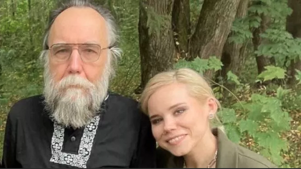 Filósofo Aleksandr Dugin e sua filha, Daria Dugina, que morreu após explosão do carro que dirigia em 20 de agosto de 2022 - Sputnik Brasil
