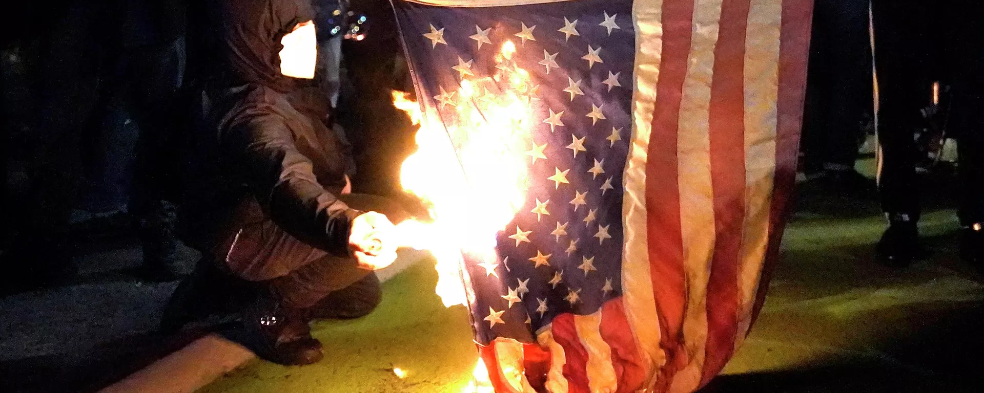 Manifestante põe fogo em bandeira americana durante protesto contra a desigualdade racial e a violência policial em Portland. Oregon, 27 de julho de 2020 - Sputnik Brasil, 1920, 05.06.2024