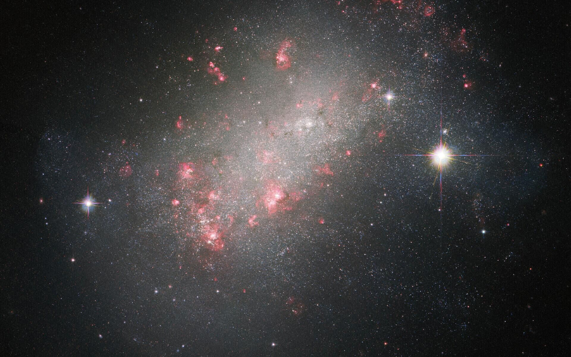 A NGC 1146 está localizada a aproximadamente 25 milhões de anos-luz da Terra, na constelação de Áries - Sputnik Brasil, 1920, 22.08.2022