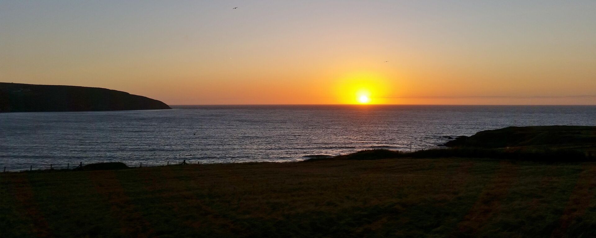 Pôr-do-sol sobre a baía de Cardigan, Gwbert, País de Gales, Reino Unido - Sputnik Brasil, 1920, 13.07.2023