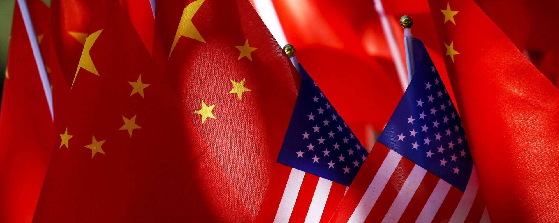 Bandeiras dos EUA são exibidas junto com bandeiras da China sobre um veículo em Pequim, na China, 16 de setembro de 2018 - Sputnik Brasil, 1920, 22.08.2022