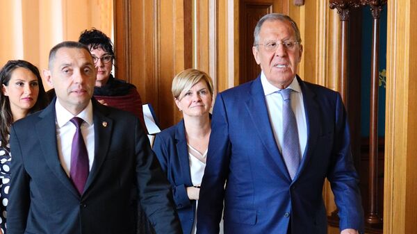 O ministro das Relações Exteriores da Rússia, Sergei Lavrov (à direita), e o ministro do Interior da Sérvia, Aleksandar Vulin, durante encontro em Moscou, em 22 de agosto de 2022 - Sputnik Brasil