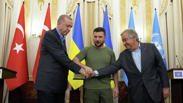 O presidente ucraniano Vladimir Zelensky (C), o presidente turco Recep Tayyip Erdogan (E) e o secretário-geral das Nações Unidas, António Guterres, apertam as mãos após sua reunião em Lvov, Ucrânia, 18 de agosto de 2022 - Sputnik Brasil