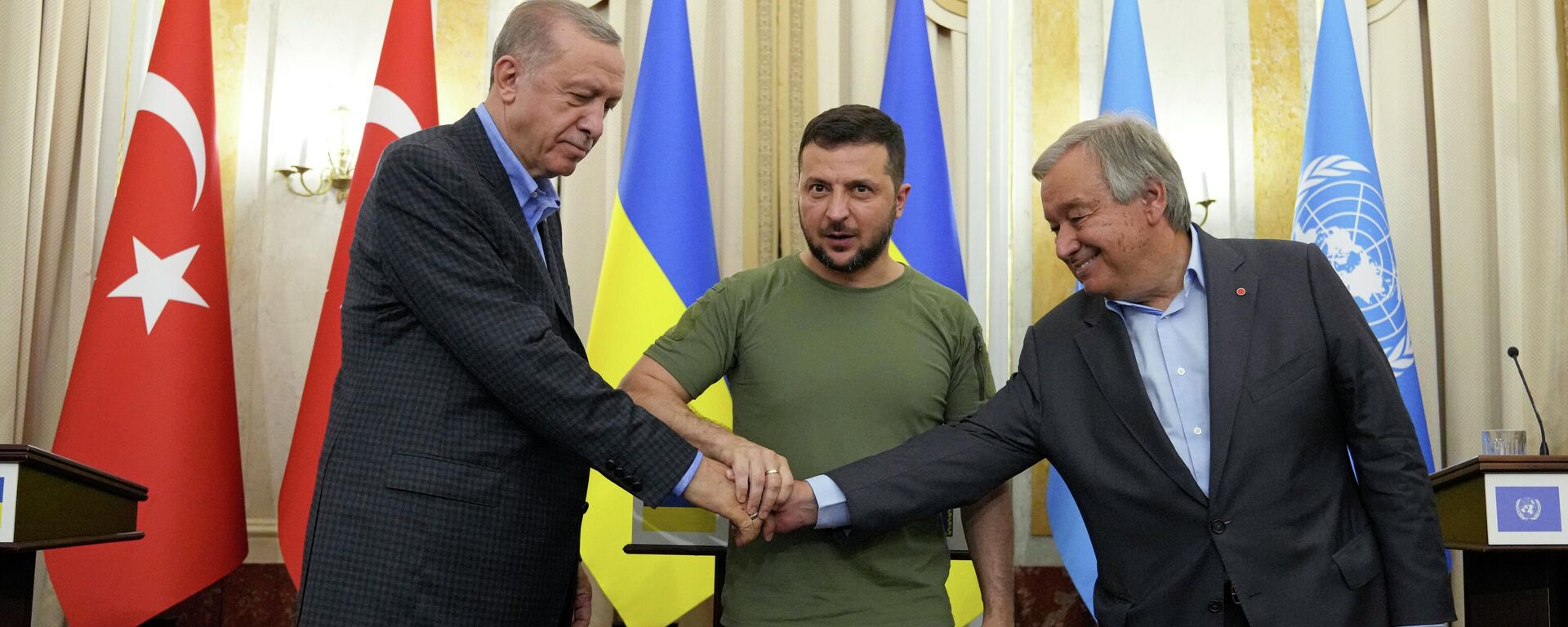 O presidente ucraniano Vladimir Zelensky (C), o presidente turco Recep Tayyip Erdogan (E) e o secretário-geral das Nações Unidas, António Guterres, apertam as mãos após sua reunião em Lvov, Ucrânia, 18 de agosto de 2022 - Sputnik Brasil, 1920, 22.08.2022