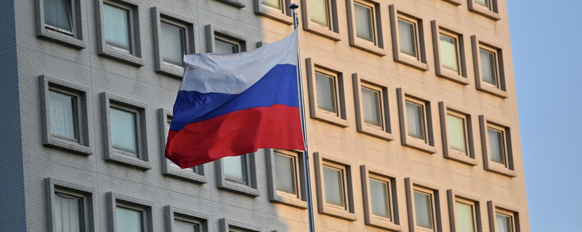 Imagem mostra a bandeira nacional da Rússia na Embaixada da Rússia em Tóquio, 8 de abril de 2022 - Sputnik Brasil, 1920, 23.08.2022