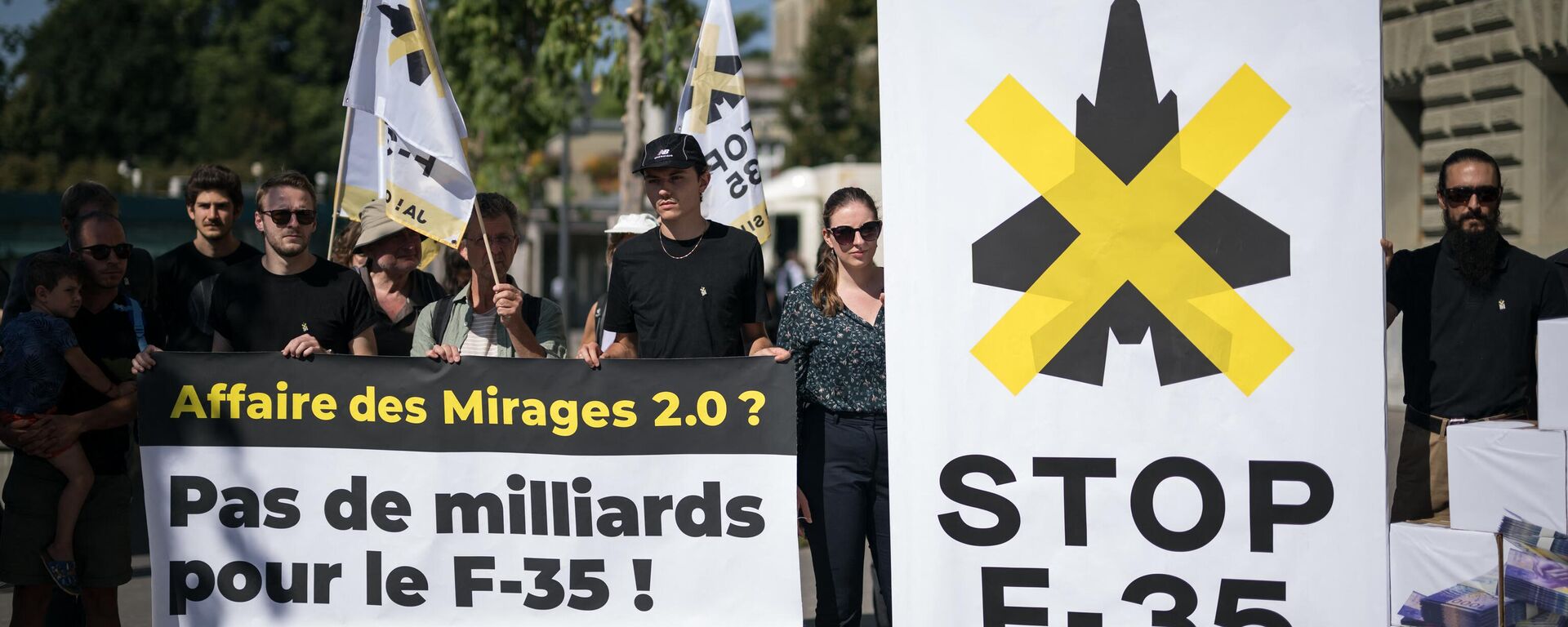 Manifestantes protestam compra pelo governo de caças F-35 segurando cartazes dizendo Escândalo Mirage 2.0? Não a bilhões para F-35! e STOP F-35 antes da entrega oficial das assinaturas de uma iniciativa popular em Berna, Suíça, 16 de agosto de 2022 - Sputnik Brasil, 1920, 23.08.2022