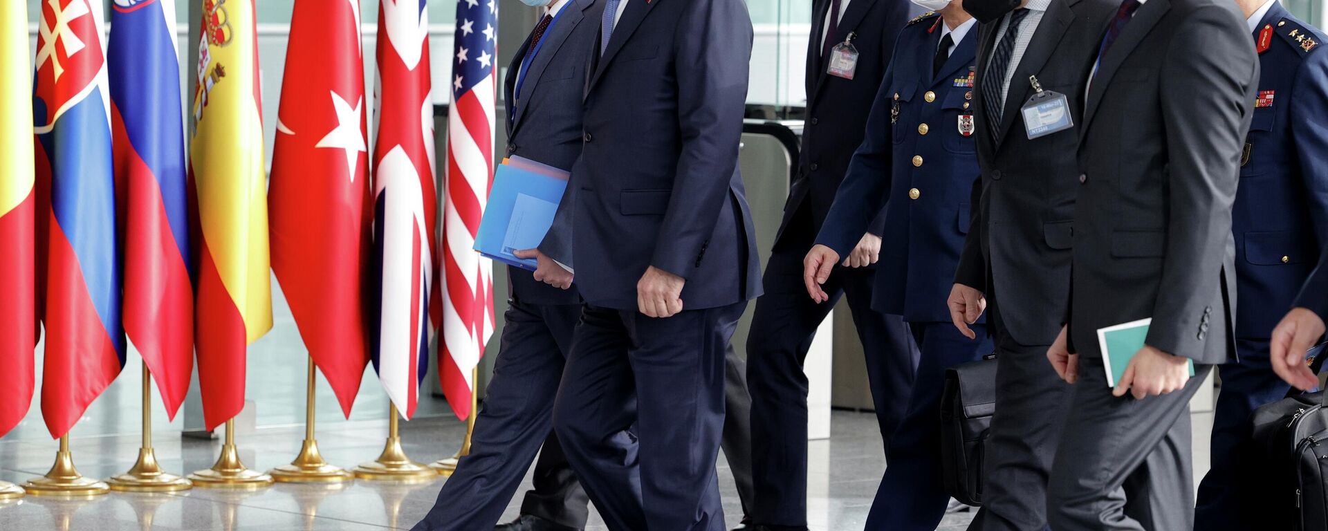 O ministro da Defesa turco Hulusi Akar, segundo à esquerda, chega para uma reunião dos ministros da defesa da OTAN na sede da OTAN em Bruxelas, 16 de março de 2022 - Sputnik Brasil, 1920, 24.08.2022