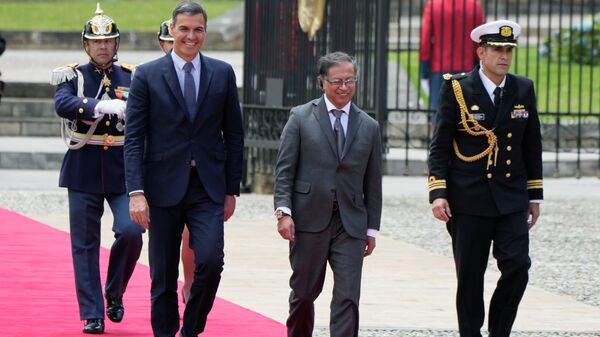 O presidente da Colômbia, Gustavo Petro, à direita, e o primeiro-ministro da Espanha, Pedro Sanchez, caminham para uma cerimônia de boas-vindas em Bogotá, Colômbia, 24 de agosto de 2022 - Sputnik Brasil