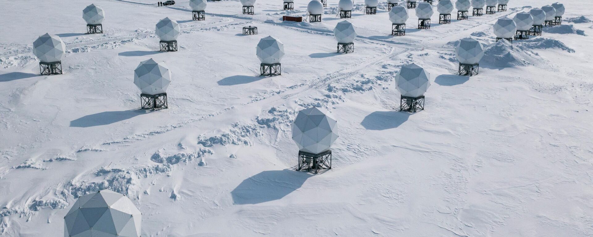 Vista aérea de domes de telecomunicação dos Serviços de Satélite Kongsberg (KSAT, na sigla em inglês) em uma montanha perto de Longyearbyen, arquipélago de Svalbard, Noruega, 10 de maio de 2022 - Sputnik Brasil, 1920, 25.08.2022