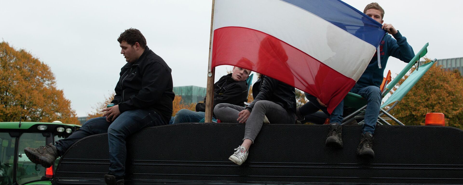 Agricultores protestando exibem uma bandeira holandesa em Haia, Holanda, 16 de outubro de 2019 - Sputnik Brasil, 1920, 25.08.2022