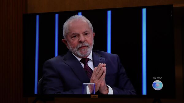 Em Curitiba, Paraná, uma televisão exibe entrevista do candidato e ex-presidente Luiz Inácio Lula da Silva (PT) ao Jornal Nacional, da TV Globo, em 25 de agosto de 2022 - Sputnik Brasil