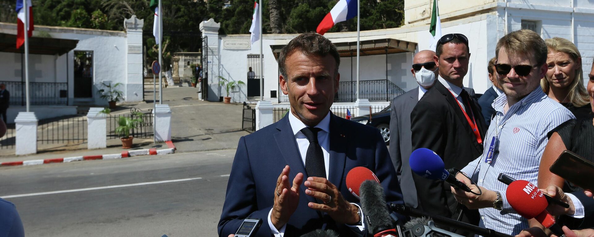 O presidente francês Emmanuel Macron fala à imprensa depois de visitar o Cemitério Europeu St-Eugene em Argel, Argélia, 26 de agosto de 2022 - Sputnik Brasil, 1920, 26.08.2022
