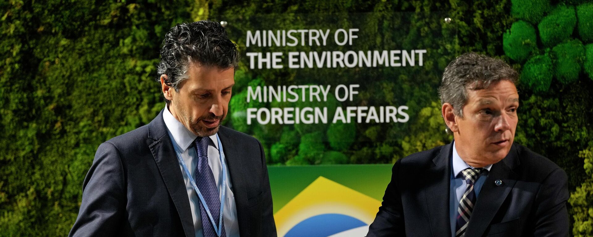 Joaquim Alvaro Pereira Leite, ministro do Meio Ambiente do Brasil (à esquerda), e Caio Paes de Andrade, secretário do Ministério da Economia do Brasil, durante reunião na Conferência das Nações Unidas sobre Mudança Climática de 2021 (COP26), em Glasgow, na Escócia, em 11 de novembro de 2021 - Sputnik Brasil, 1920, 27.08.2022