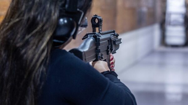 Mulher empunha arma em clube de tiro na Zona Norte de Porto Alegre, capital gaúcha, em 3 de agosto de 2022 (foto de arquivo) - Sputnik Brasil