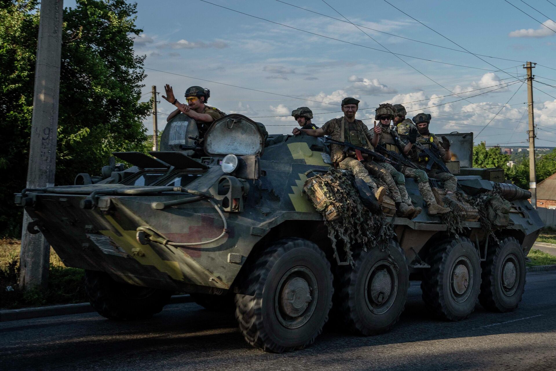 Soldados ucranianos montam um tanque, em uma estrada na região de Donetsk, leste da Ucrânia, 20 de julho de 2022 - Sputnik Brasil, 1920, 11.09.2022