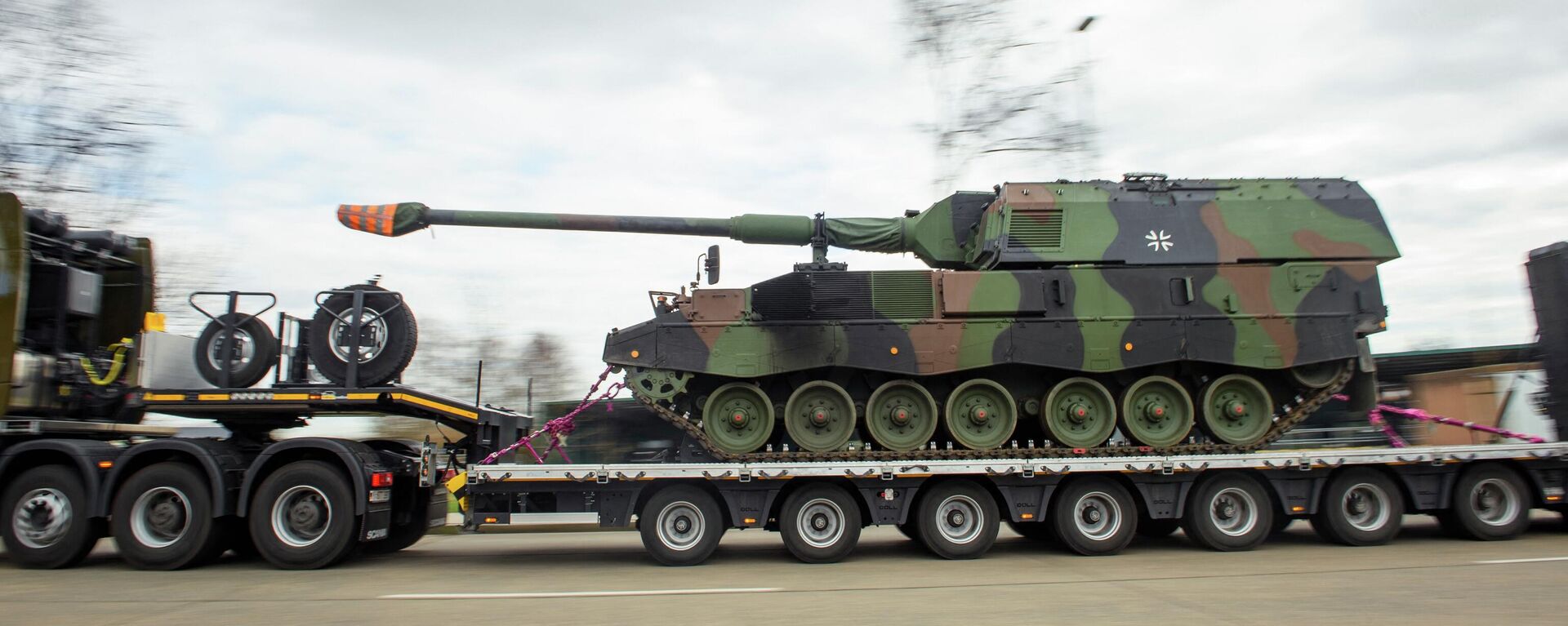 Tanques equipados com obuses (Panzerhaubitze 2000) das Forças Armadas alemãs Bundeswehr são carregados em transportadores pesados no quartel de Hindenburg, em Munster, 14 de fevereiro de 2022 - Sputnik Brasil, 1920, 28.08.2022