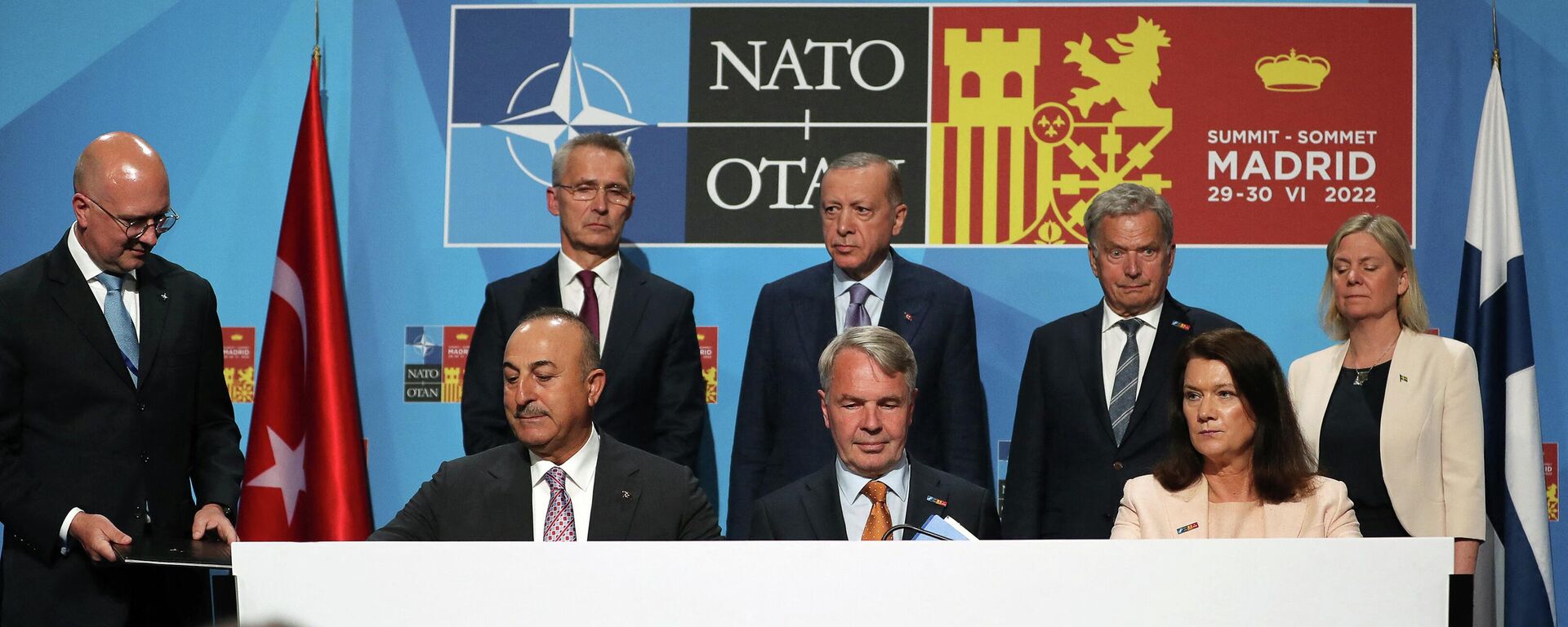 Secretário-geral da OTAN Jens Stoltenberg, o presidente turco Recep Tayyip Erdogan, o presidente finlandês Sauli Niinisto, a primeira-ministra sueca Magdalena Adersson, o ministro das Relações Exteriores turco Mevlut Cavusogly, o ministro das Relações Exteriores finlandês Pekka Haavisto e a chefe da diplomacia sueca Ann Linde assinam o memorando durante a cúpula da OTAN em Madri, 28 de junho de 2022 - Sputnik Brasil, 1920, 29.08.2022