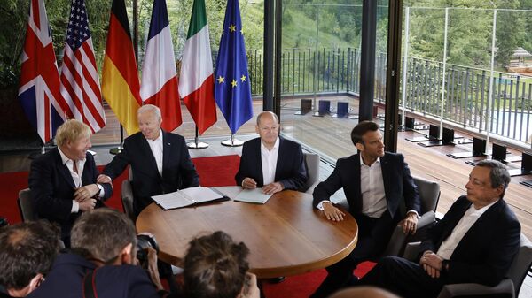 Da esquerda à direita em uma mesa, no último dia da cúpula do G7: Boris Johnson, primeiro-ministro do Reino Unido; Joe Biden, presidente dos EUA; Olaf Scholz, chanceler da Alemanha; Emmanuel Macron, presidente da França; e Mario Draghi, primeiro-ministro de Itália, no Castelo Elmau, na Alemanha, em 28 de junho de 2022 (foto de arquivo) - Sputnik Brasil