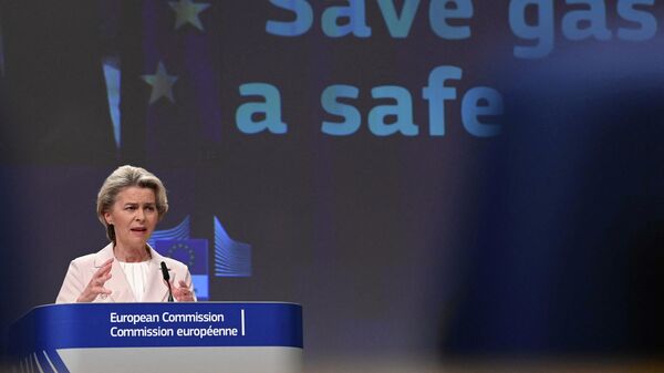 A presidente da Comissão Europeia, Ursula von der Leyen, fala após a reunião sobre o pacote Economize gás para um inverno seguro na sede da União Europeia (UE) em Bruxelas, 20 de julho de 2022 - Sputnik Brasil