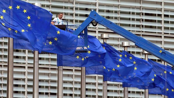 Nesta foto, um trabalhador em um elevador ajusta as bandeiras da União Europeia (UE) em frente à sede, em Bruxelas, 23 de junho de 2016 (foto de arquivo) - Sputnik Brasil
