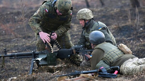  Ukrainian troops being 'trained' to handle their heavy machinegun by a Polish instructor, March 2017 - Sputnik Brasil