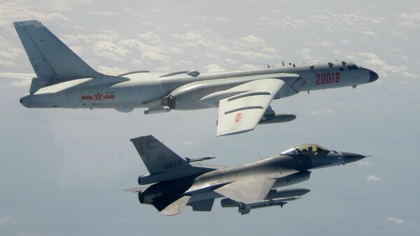 Nesta foto divulgada pelo Ministério da Defesa Nacional da República da China um caça F-16 da Força Aérea de Taiwan em primeiro plano voa no flanco de um bombardeiro H-6 da Força Aérea do Exército de Libertação do Povo Chinês (ELP) ao passar perto de Taiwan, 10 de fevereiro de 2020 - Sputnik Brasil