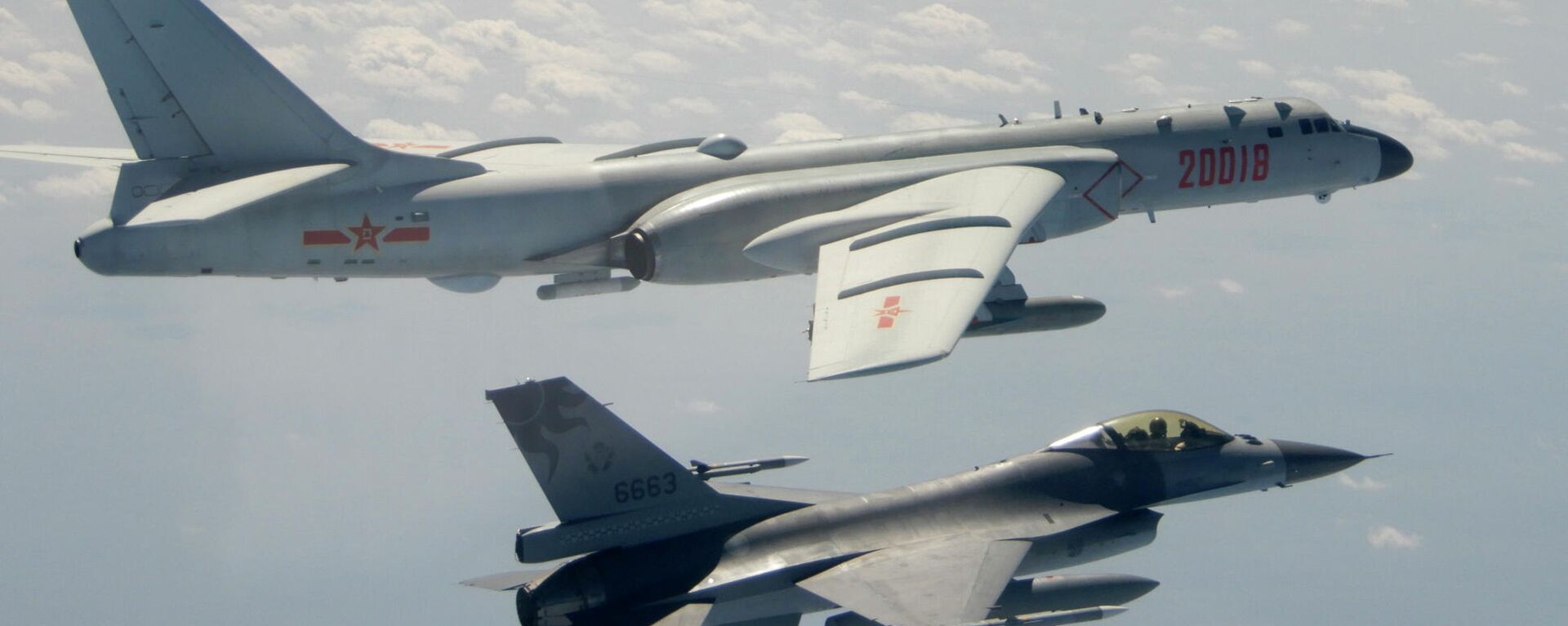 Nesta foto divulgada pelo Ministério da Defesa Nacional da República da China um caça F-16 da Força Aérea de Taiwan em primeiro plano voa no flanco de um bombardeiro H-6 da Força Aérea do Exército de Libertação do Povo Chinês (ELP) ao passar perto de Taiwan, 10 de fevereiro de 2020 - Sputnik Brasil, 1920, 07.10.2022