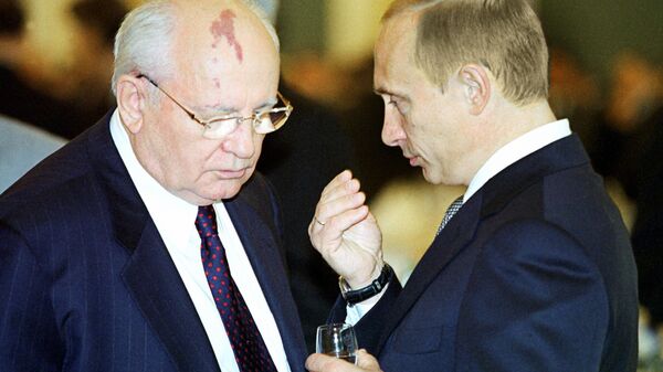 O presidente russo, Vladimir Putin, e o ex-presidente da União das Repúblicas Socialistas Soviéticas (URSS), Mikhail Gorbachev, durante um encontro no Kremlin, em 11 de de junho de 2002 - Sputnik Brasil