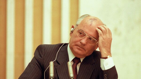 O então presidente da União das Repúblicas Socialistas Soviéticas (URSS), Mikhail Gorbachev, durante discussão de um projeto para estabilizar a economia, em Moscou, em 10 de setembro de 1990 (foto de arquivo) - Sputnik Brasil