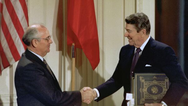 O então secretário-geral do Partido Comunista da União das Repúblicas Socialistas Soviéticas (URSS), Mikhail Gorbachev (à esquerda), cumprimenta o então presidente dos Estados Unidos, Ronald Reagan, na Casa Branca, após assinatura do Tratado de Forças Nucleares de Alcance Intermediário (INF, na sigla em inglês), em Washington, em 8 de dezembro de 1987 (foto de arquivo) - Sputnik Brasil