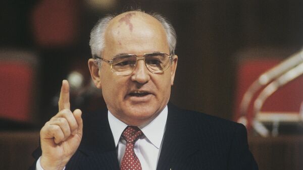 O então secretário-geral da União das Repúblicas Socialistas Soviéticas (URSS), Mikhail Gorbachev, discursa no Comitê Central do Partido Comunista da URSS durante o 28º Congresso do partido, em Moscou, em 1º de julho de 1990 - Sputnik Brasil