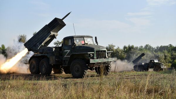Lança-foguetes Grad durante operação especial na Ucrânia - Sputnik Brasil