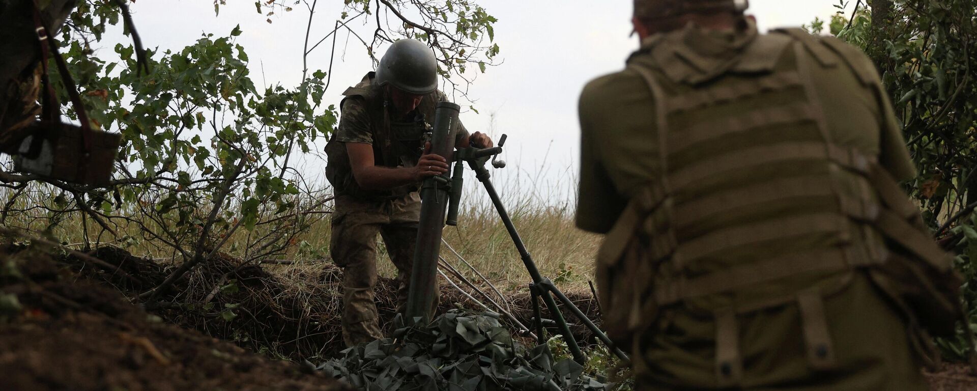 Soldados ucranianos se preparam para lançar morteiro na linha de frente, na região de Donetsk - Sputnik Brasil, 1920, 12.09.2022