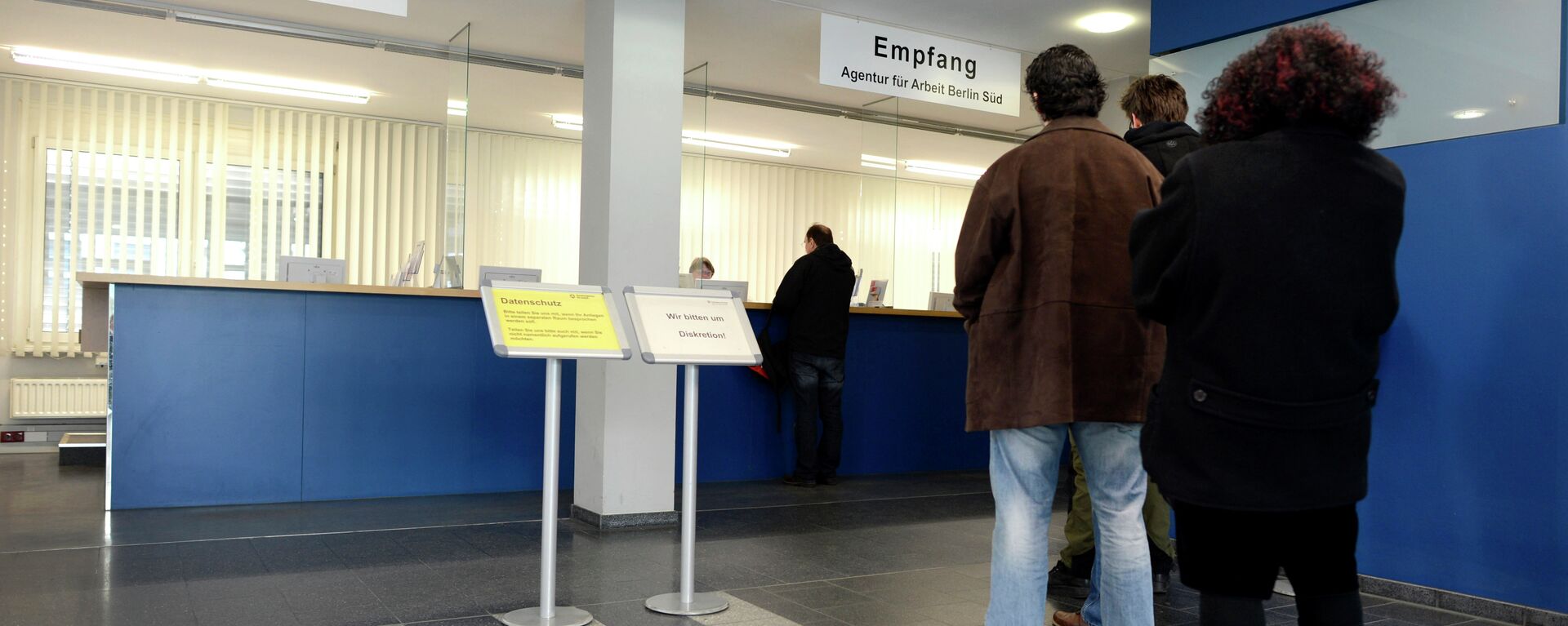 Candidatos a emprego em frente à recepção em um centro de desemprego no distrito de Kreuzberg, em Berlim, Alemanha, 11 de abril de 2012 - Sputnik Brasil, 1920, 31.08.2022