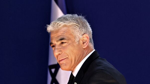 O primeiro-ministro e ministro das Relações Exteriores de Israel, Yair Lapid, chega na residência do presidente durante uma cerimônia para o novo governo de coalizão em Jerusalém, 14 de junho de 2021 - Sputnik Brasil