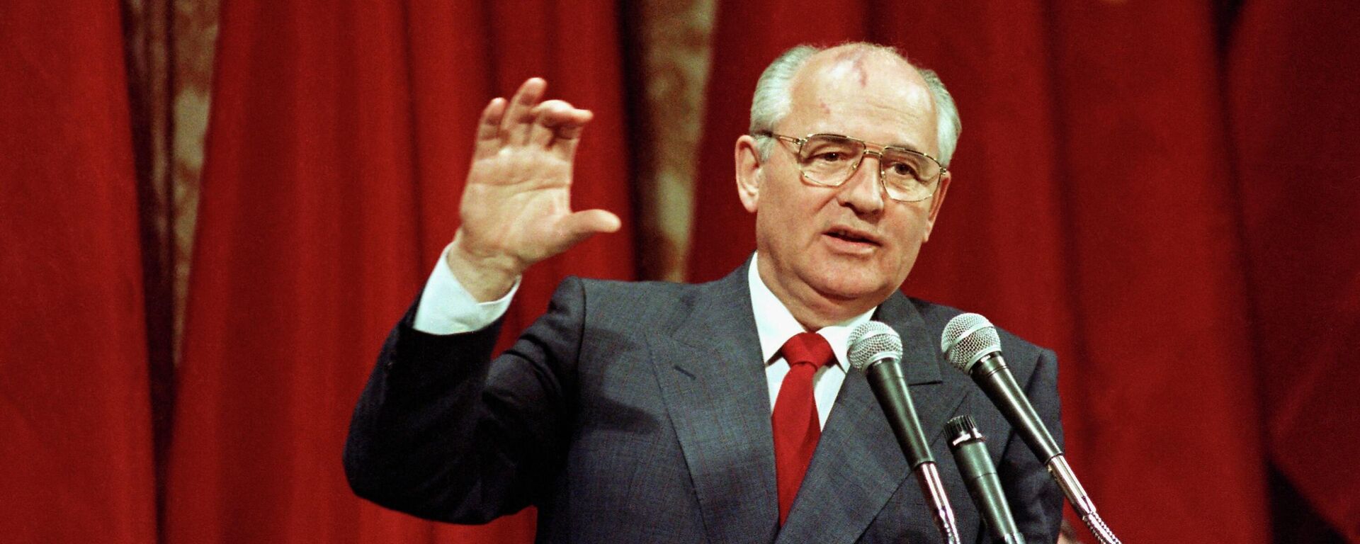 O ex-líder soviético Mikhail Gorbachev se dirige a grupo de 150 executivos em São Francisco, nos EUA, em 5 de junho de 1990 - Sputnik Brasil, 1920, 01.09.2022