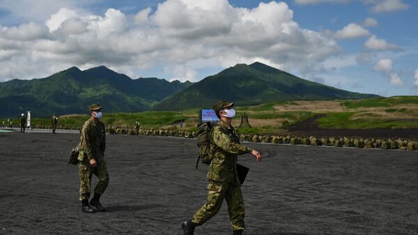 Estudantes do Exército de Autodefesa japonês participam do exercício anual de tiro real das Forças de Autodefesa Terrestre do Japão no campo de tiro Higashi-Fuji em Gotemba, na província de Shizuoka, 23 de maio de 2020 - Sputnik Brasil