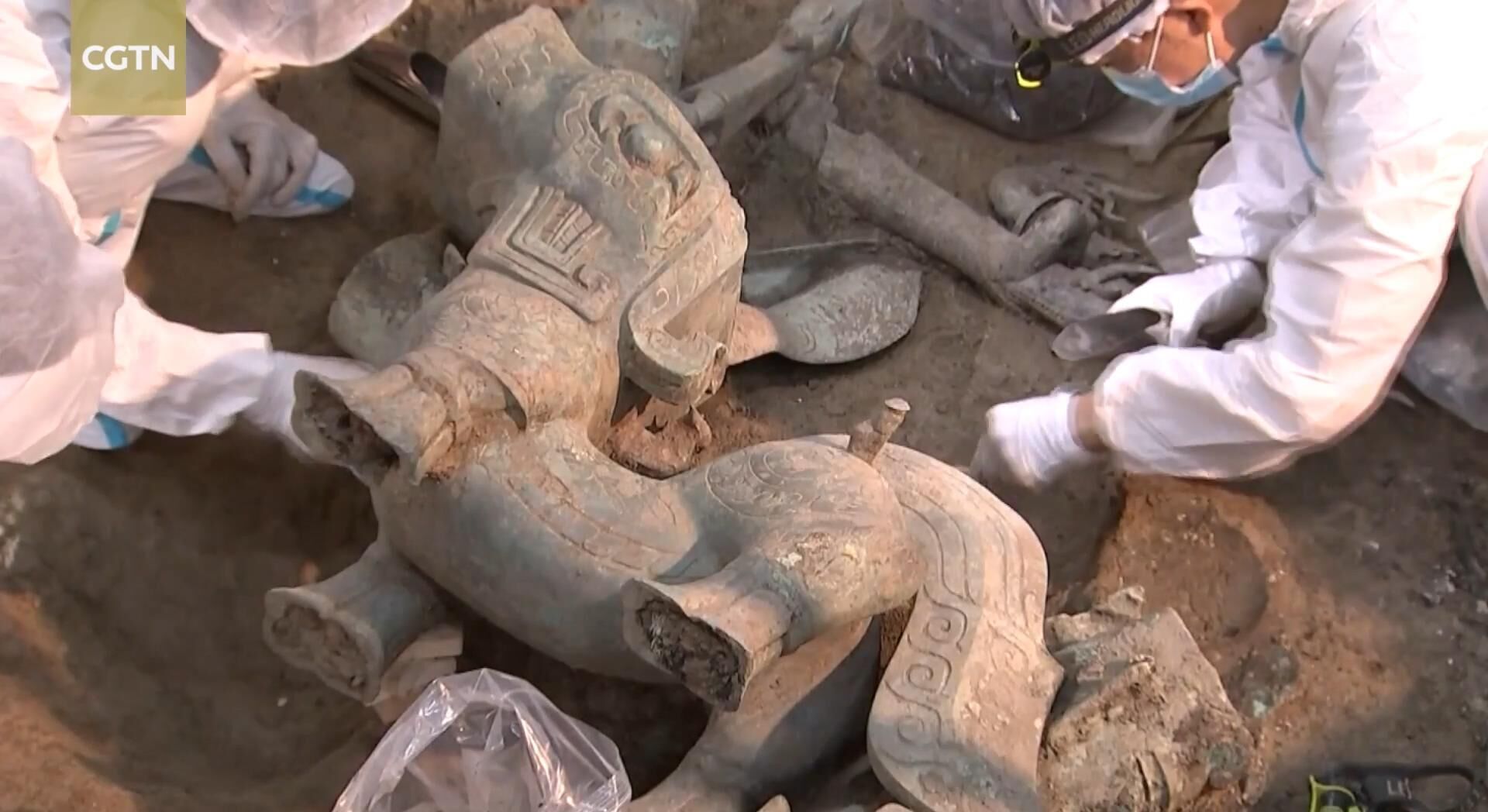 Arqueólogos descobrem uma figura de bronze única de um animal na cidade de Guanghan, no sudoeste da China. Captura de tela.  - Sputnik Brasil, 1920, 03.09.2022