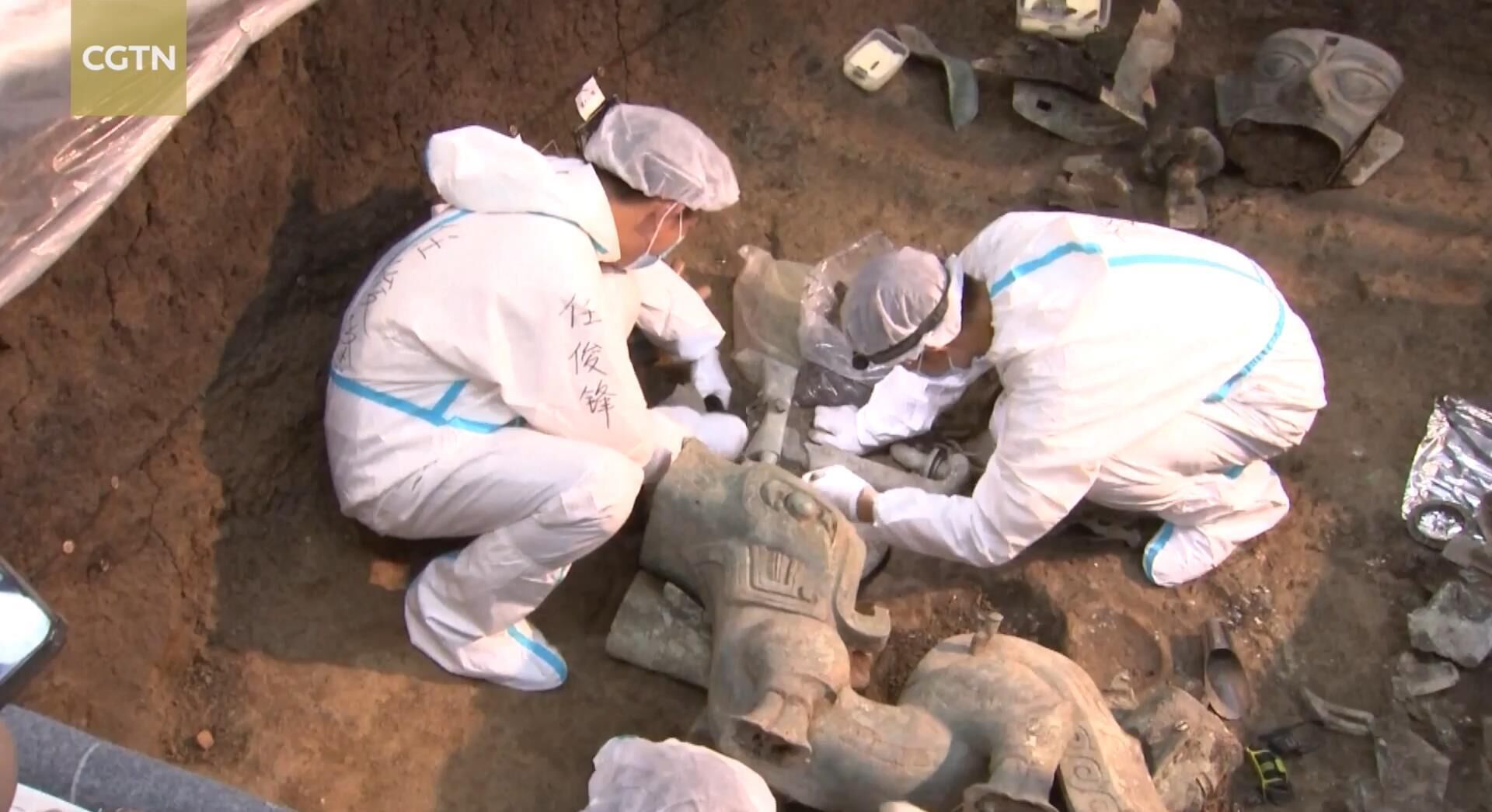 Arqueólogos descobrem uma figura de bronze única de um animal na cidade de Guanghan, no sudoeste da China. Captura de tela.  - Sputnik Brasil, 1920, 03.09.2022