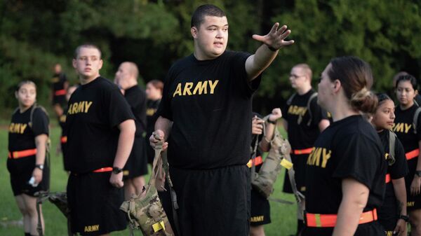 Estudantes durante exercício de preparação para o Exército no Fort Jackson, Columbia, Carolina do Sul, EUA, 27 de agosto de 2022 - Sputnik Brasil