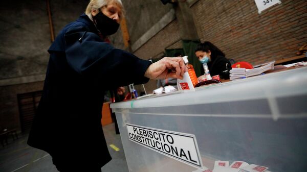 Mulher deposita voto durante plebiscito constitucional, em Santiago, no Chile, em 4 de setembro de 2022 - Sputnik Brasil