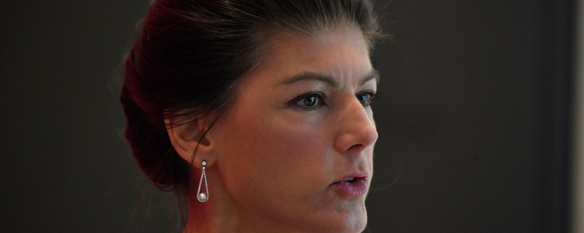 Sahra Wagenknecht, líder do grupo parlamentar do Partido da Esquerda alemão, fala com jornalistas, Berlim, Alemanha, 24 de setembro - Sputnik Brasil, 1920, 05.09.2022