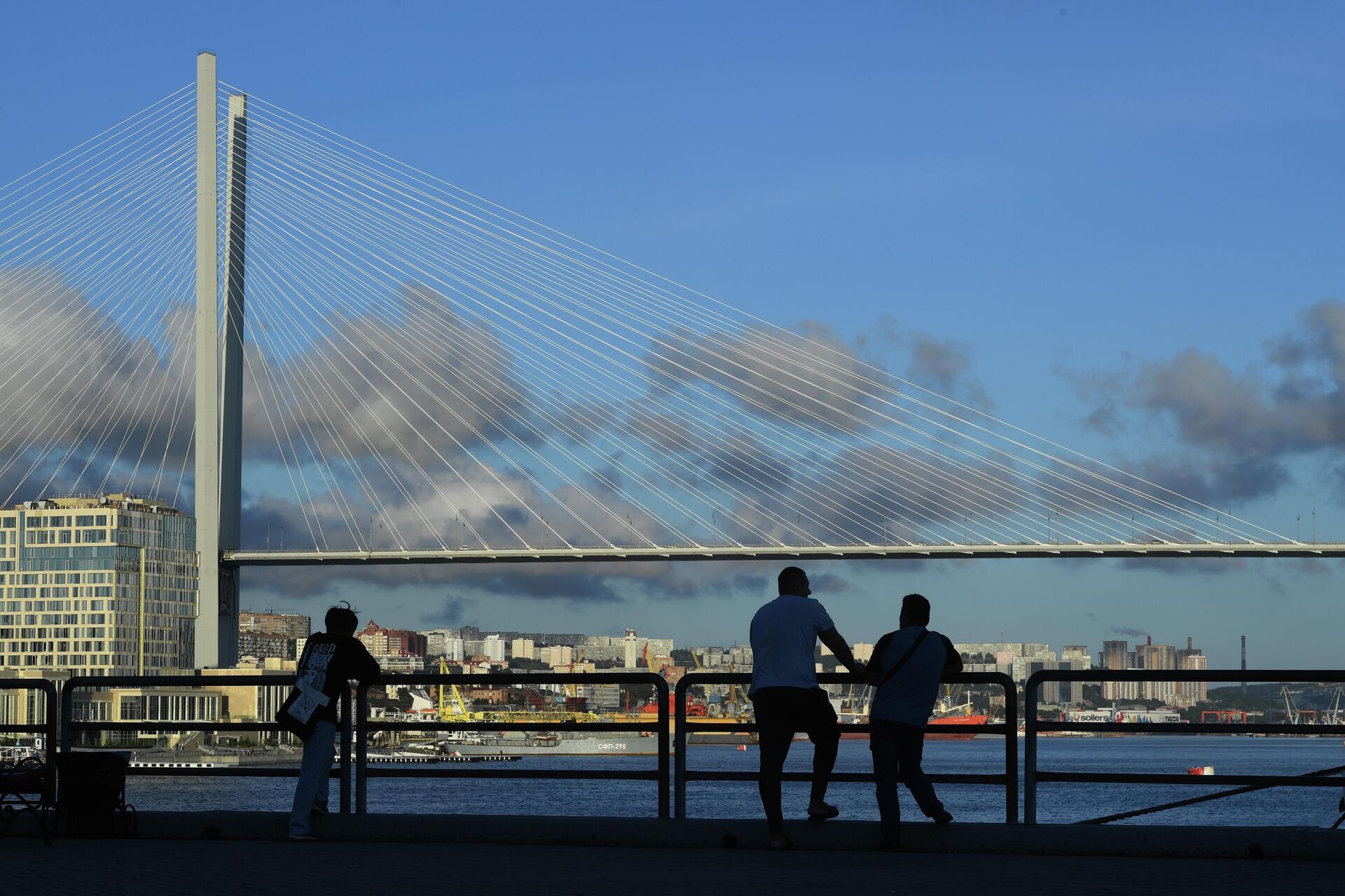 Moradores de Vladivostok admiram a paisagem da cidade, Vladivostok, Rússia, 3 de setembro de 2022 - Sputnik Brasil, 1920, 06.09.2022