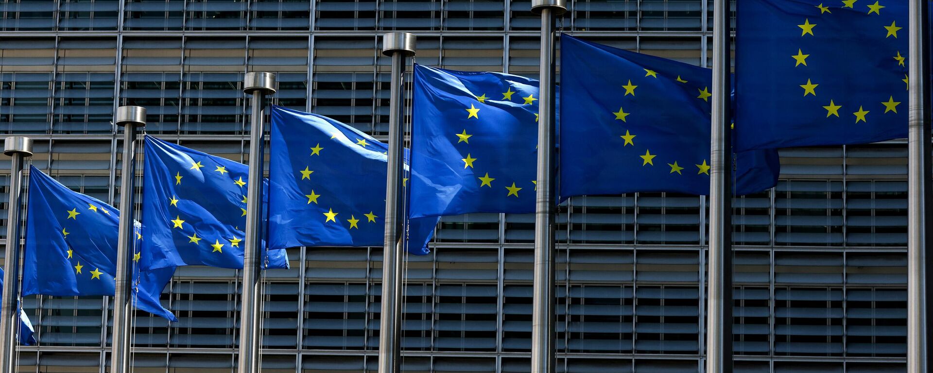 Bandeiras da União Europeia fora do prédio da Comissão Europeia, em Bruxelas, na Bélgica, em 16 de junho de 2022 - Sputnik Brasil, 1920, 15.09.2022