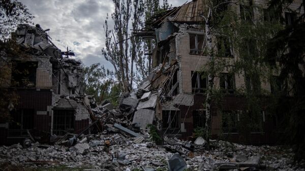 Prédio em Lisichansk destruído como resultado de combates na área, república de Lugansk - Sputnik Brasil