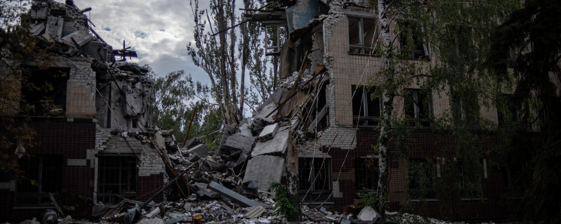Prédio em Lisichansk destruído como resultado de combates na área, república de Lugansk - Sputnik Brasil, 1920, 06.09.2022