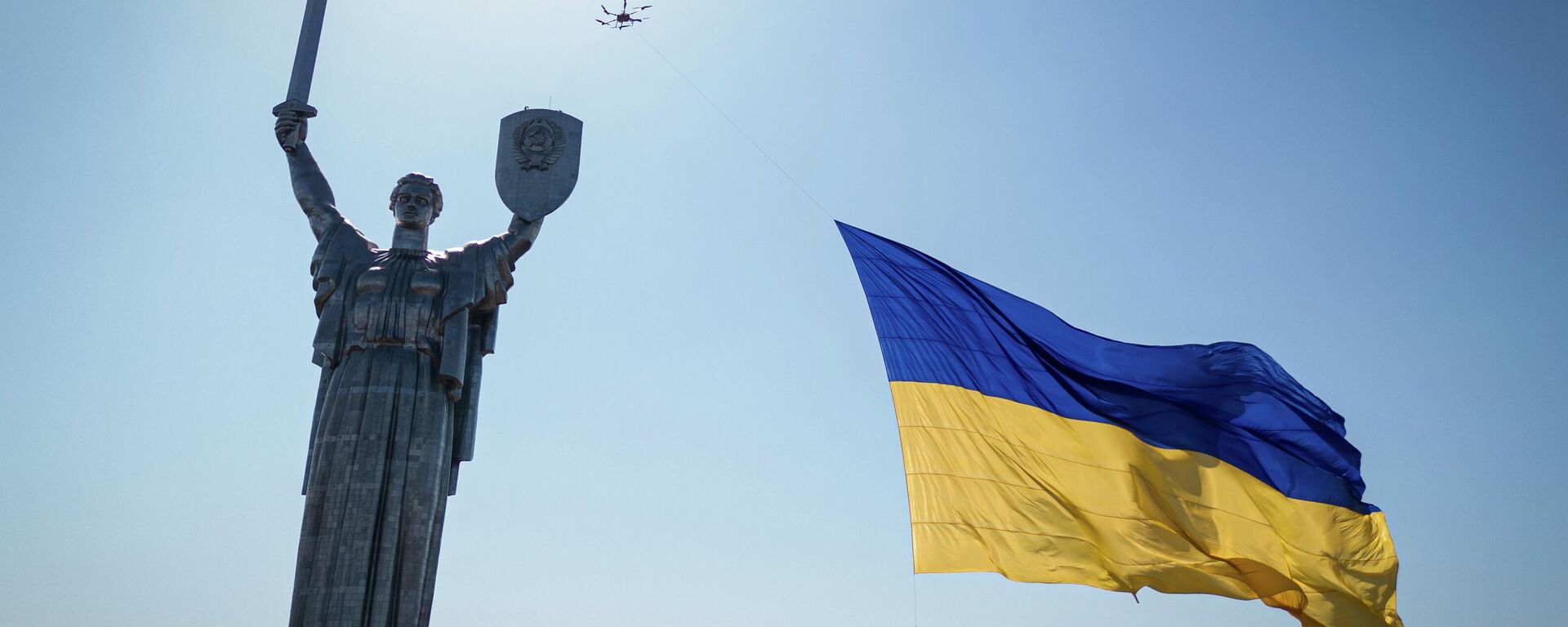 Drone carregando grande bandeira ucraniana em Kiev, Ucrânia, em 24 de agosto de 2022 - Sputnik Brasil, 1920, 16.05.2024