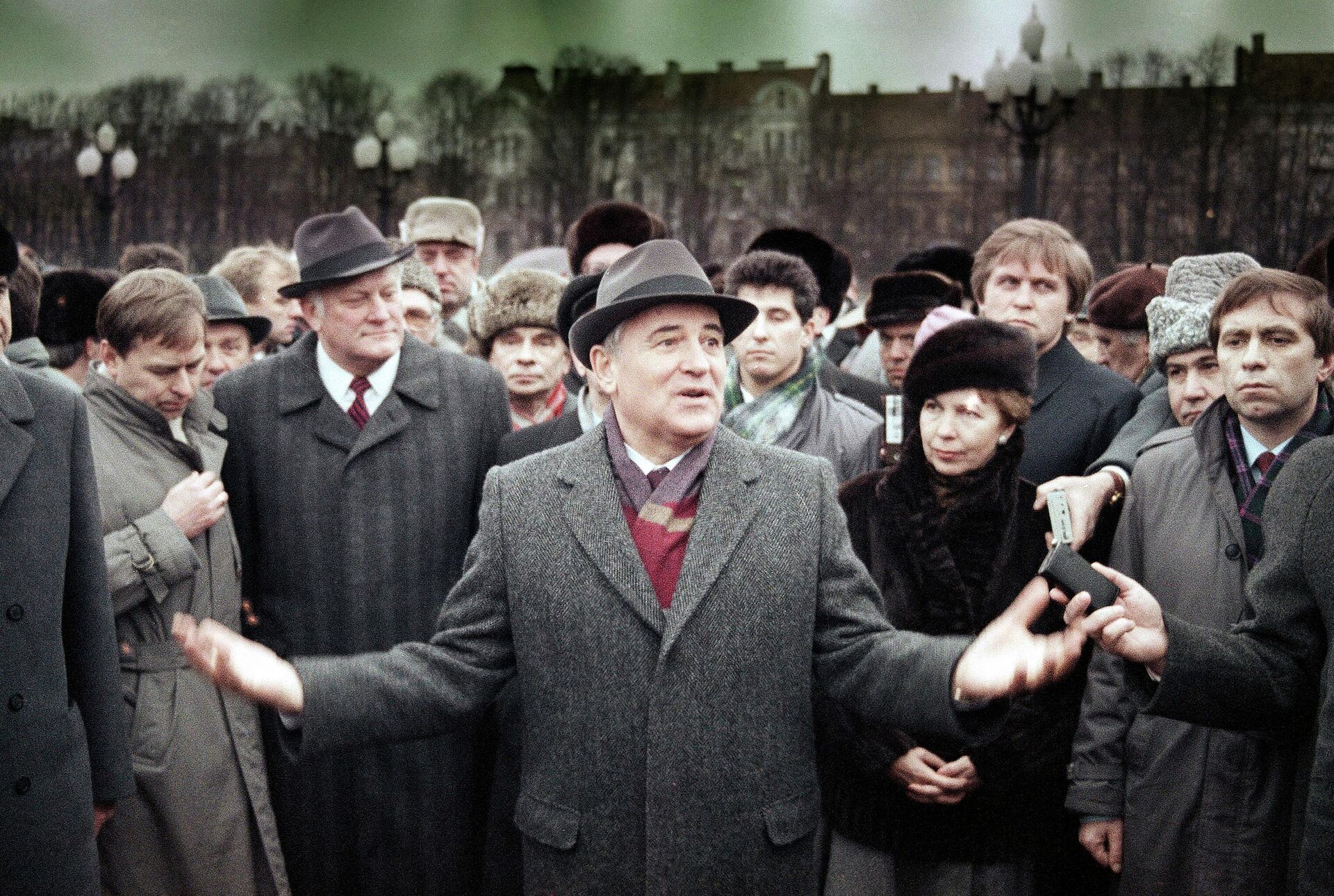 Ex-presidente da União das Repúblicas Socialistas Sov­­­­­­­­­­­­­­­iéticas (URSS), Mikhail Gorbachev, conversa com lituanos na ex-república soviética, em 11 de janeiro de 1990 - Sputnik Brasil, 1920, 06.09.2022